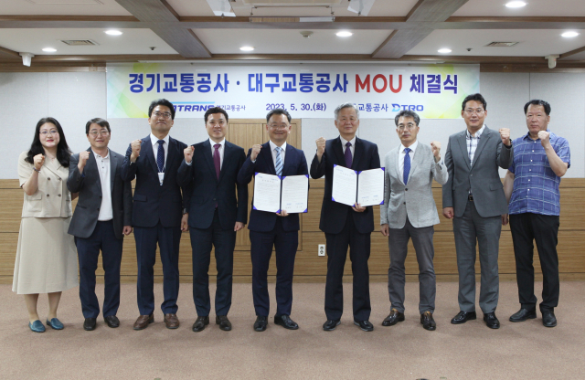 업무협약 체결하는 민경선 경기교통공사 사장(가운데 왼쪽)과 김기혁 대구교통공사 사장. 사진 제공=경기교통공사