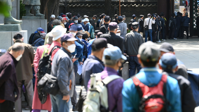 어버이날인 5월 8일 노인들이 무료 급식을 받기 위해 서울 종로구 탑골공원에서 길게 줄지어 차례를 기다리고 있다. 오승현 기자 2023.05.08