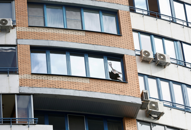 러시아 수도 모스크바의 한 아파트 창문이 무인기 공격으로 파손돼 있다. 로이터연합뉴스