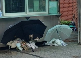 학교폭력으로 인해 숨진 고 김상연군(18)을 추모하고자 김군 모교에 가져다 놓은 꽃을 학교 측이 폐기했다는 의혹이 제기돼 논란이 일고 있다. 연합뉴스