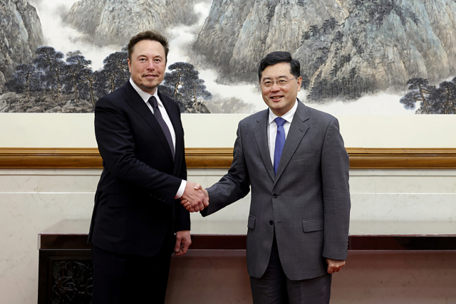 일론 머스크(왼쪽) 테슬라 최고경영자(CEO)가 30일 베이징에서 친강 중국 외교부장과 악수하고 있다. 연합뉴스