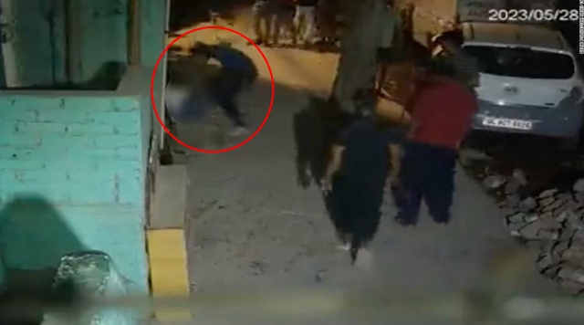 지난 28일(현지시간) 인도 뉴델리에서 16세 소녀가 살해(붉은 원)되는 동안 주변에서 지켜본 채 제지하지 못한 사람들. CNN 보도화면 캡처