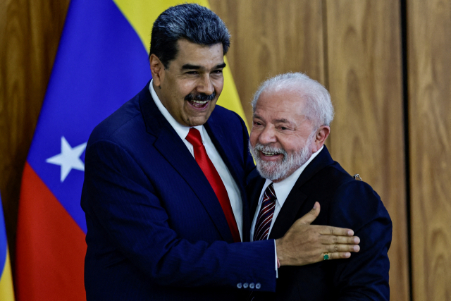 남미정상회담 참석을 위해 브라질을 방문한 니콜라스 마두로 베네수엘라 대통령(왼쪽)과 루이스 이나시우 룰라 다시우바 브라질 대통령이 29일(현지시간) 수도 브라질리아에서 포옹하고 있다. 로이터연합뉴스