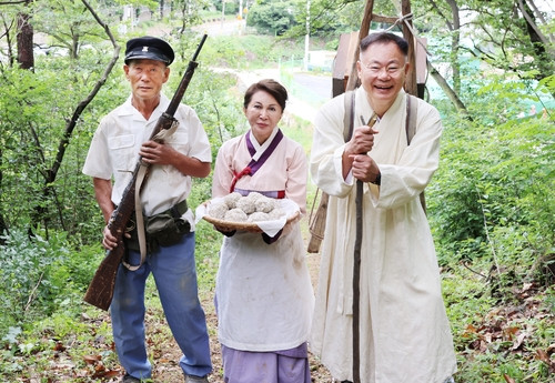 백남희 여사와 김재욱 칠곡군수(오른쪽), 윤병규씨가 지게 부대행사 재현. 연합뉴스