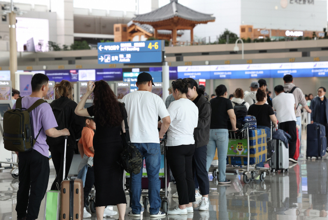 18일 인천국제공항 제1터미널에서 이용객들이 탑승수속을 하고 있다. 국토교통부는 지난해 4월 주 407회였던 국제선 운항 횟수가 지난달 3021회로 1년새 642% 증가한 것으로 집계됐다고 밝혔다. 연합뉴스