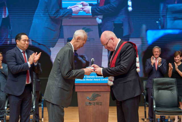 30일 ‘웁살라대 린네 메달 수여식’에서 윤대원(왼쪽) 학교법인일송학원 이사장이 안데스 하그펠트 웁살라대 총장으로부터 린네 메달을 받고 있다. 사진 제공=한림대의료원