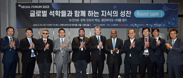 수브라 수레시(오른쪽 다섯 번째) 휴렛팩커드 이사회 의장을 비롯한 참가자들이 ‘서울포럼 2023’ 라운드테이블1 시작에 앞서 박수를 치고 있다. 이호재 기자