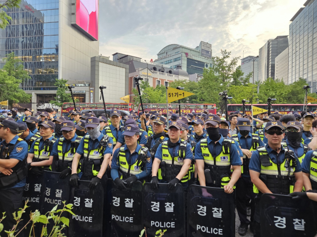31일 서울 중구 파이낸스센터 건물 앞에서 경찰이 민주노총 노조원들과 대치하고 있다. 정유민 기자