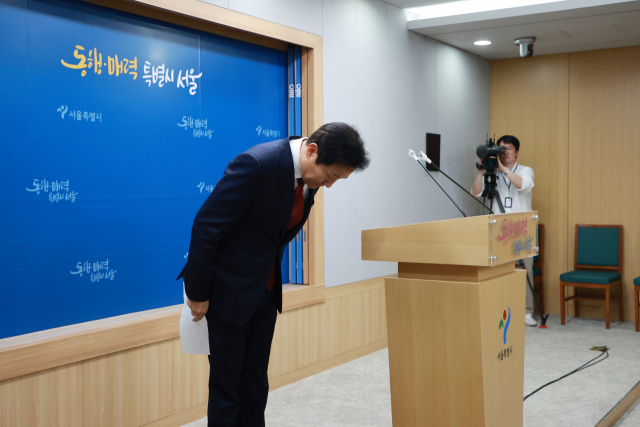 오세훈 서울시장이 31일 시청 브리핑실에서 이날 북한이 주장하는 우주발사체 발사와 관련해 서울시가 발송한 '경계경보' 위급재난 문자 관련 입장을 밝힌 뒤 인사하고 있다. 연합뉴스