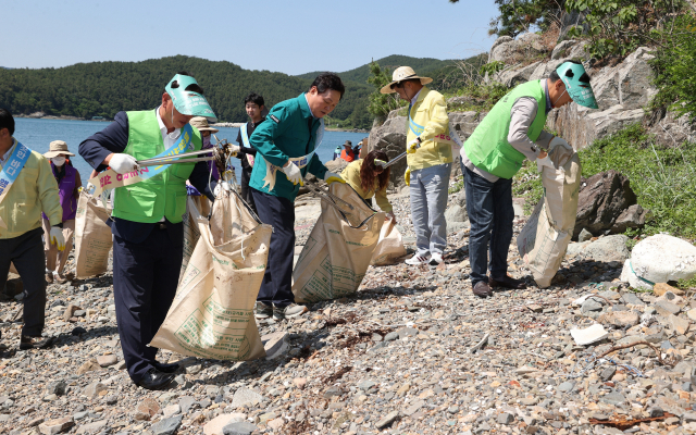 31일 ‘바다의 날’을 맞아 박완수 경남도지사와 자원봉사자, 지역주민, 공무원 등 200여 명이 바다 대청소를 실시했다. /사진제공=경남도