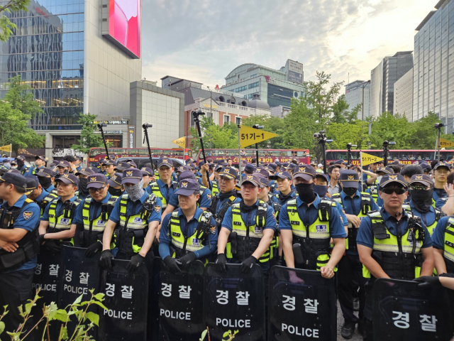 '청계천 분향소' 철거 과정서 민주노총 4명 현행범 체포 …노정관계 강대강 치닫나