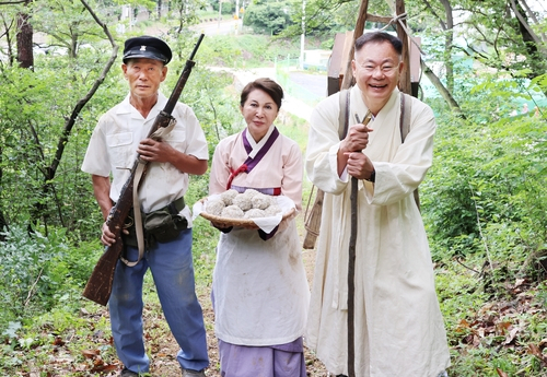 백남희(가운데) 씨와 김재욱(오른쪽) 칠곡군수가 지게 부대 재현 행사에서 학도병 역할을 맡은 윤병규 망정1리 이장과 함께 포즈를 취하고 있다. 사진 제공=칠곡군