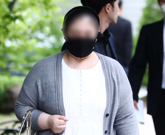 인터넷 카페 운영자가 30일 오후 구속 전 피의자 심문(영장실질심사)을 받기 위해 인천지법으로 들어서고 있다. 연합뉴스