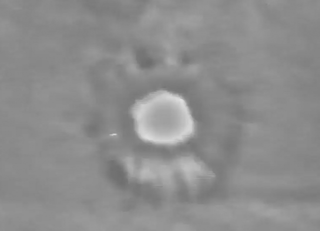 L-SAM이 표적탄을 맞추는 순간이다. 섬광 왼쪽의 흰색 점은 분리된 2단 추진체로 관성으로 비행하는 모습이다.