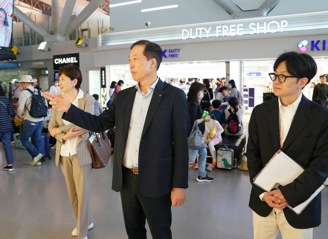 이완신 롯데호텔군HQ 총괄대표가 오사카 간사이공항 면세점을 둘러보고 있다. /사진제공=롯데호텔군HQ