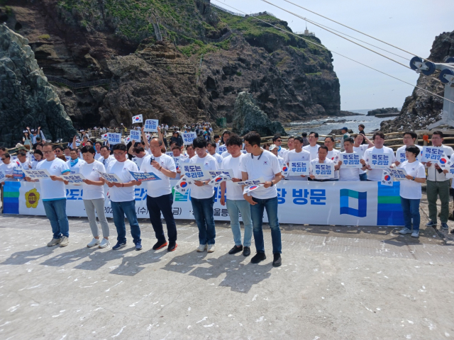1일 독도를 방문한 경기도의회 더불어민주당 의원들. 사진 제공 = 더불어민주당