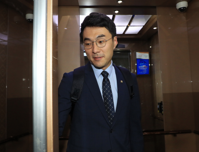 무소속 김남국 의원이 31일 오후 국회 의원 사무실을 나오고 있다. 공동취재단, 연합뉴스