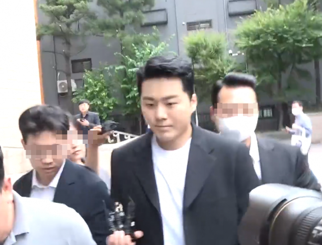 1일 가수 이루(본명 조성현)가 재판을 마친 후 서울서부지법에서 나오고 있다. SBS 보도화면 캡처