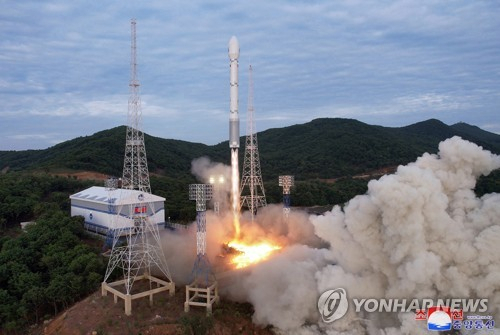 북한이 지난달 31일 동창리 새 발사장에서 기립시킨 발사체 '천리마-1형'이 군사정찰위성을 탑재한 채 쏘아 올려지고 있다. 해당 발사체는 엔진 고장으로 서해에 추락했다. 조선중앙통신·연합뉴스