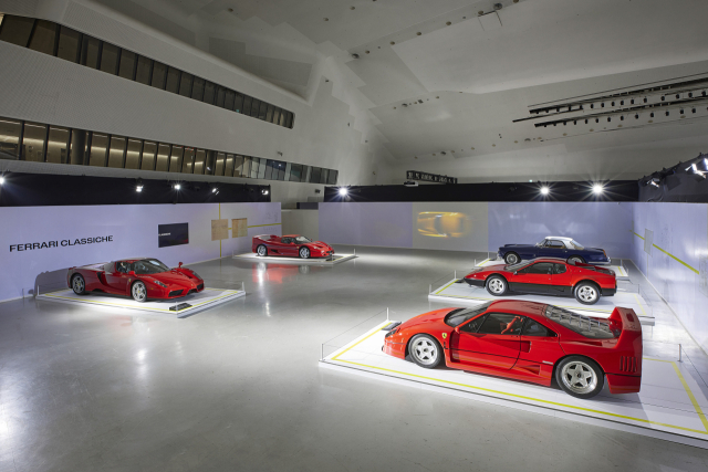 '우니베르소 페라리’ 전시회 내 페라리 클래시케 존. 대표 모델인 엔초 페라리(왼쪽부터 시계방향으로), F50, 250 GT, 512 BB, F40 모두 빨간색 모델이 전시돼 있다. 사진제공=FMK
