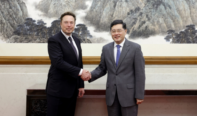 일론 머스크(왼쪽) 테슬라 최고경영자(CEO)가 지난달 30일 베이징에서 친강 외교부장 겸 국무위원과 만나 악수하고 있다. EPA연합뉴스