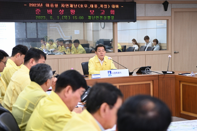 이재준 수원시장(가운데)가 지난 1일 시청 재난안전상황실에서 열린 ‘2023년 여름철 자연재난 대비 준비상황 보고회’를 주재하면서 자연재해 특별점검을 지시하고 있다. 사진 제공 = 수원시