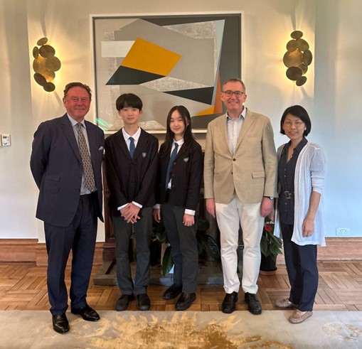 사진 설명. (좌측부터) Chairman of BEK, Jimin, Jia, Mr. Colin Crooks LVO, the British Ambassador and his wife