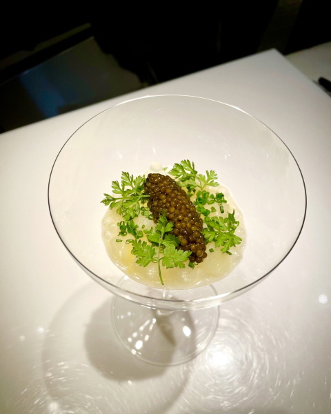 사진 설명. 행사 당일 제공된 황승재 셰프의 Potato tapioca caviar with Lemon verbena and chervil