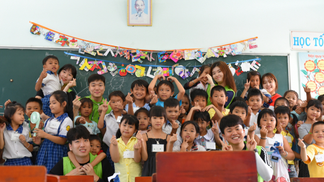 LS 대학생 해외봉사단 24기 단원들이 베트남 동나이성에서 교육 봉사 활동을 하고 있다. 사진 제공=LS