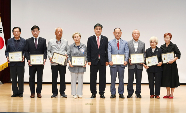 방세환 광주시장(가운데)이 지난 1일 시청 대회의실에서 배연정(오른쪽 끝) 등에게 효행유공 등 표창을 하고 기념촬영을 하고 있다. 사진 제공 = 광주시