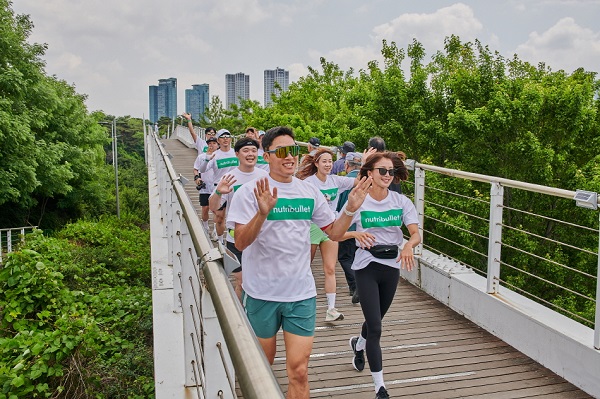 직접 먹고, 뛰고, 걷고…’헬시플레저’+‘체험’ 마케팅 열풍