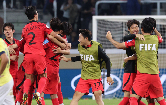 U-20 축구 대표팀 선수들이 2일 에콰도르전 승리로 월드컵 8강행이 확정되자 서로 얼싸안고 환호하고 있다. 연합뉴스