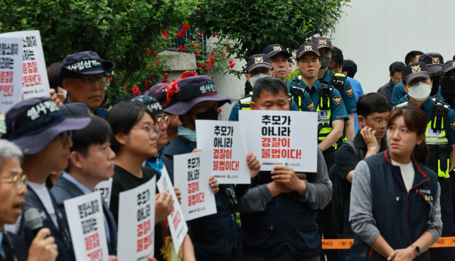 2일 서울 서대문구 경찰청 앞에서 민주노총 조합원들이 경찰의 고(故)양회동 씨 시민분향소 강제철거와 집회 강경진압을 규탄하는 기자회견을 진행하고 있다.연합뉴스