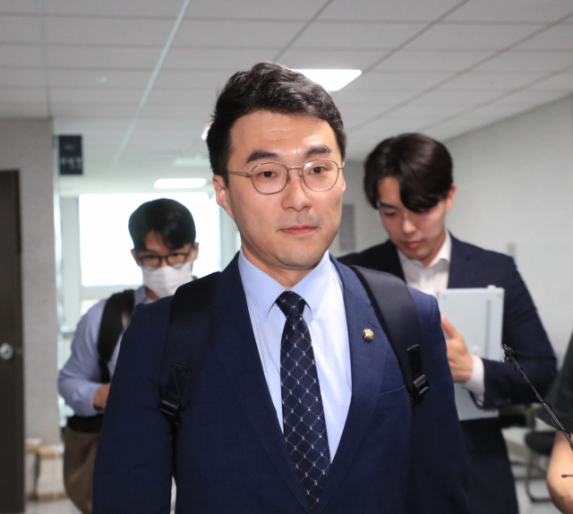 김남국 무소속 의원이 지난달 31일 오후 국회 의원 사무실을 나오고 있다. 연합뉴스