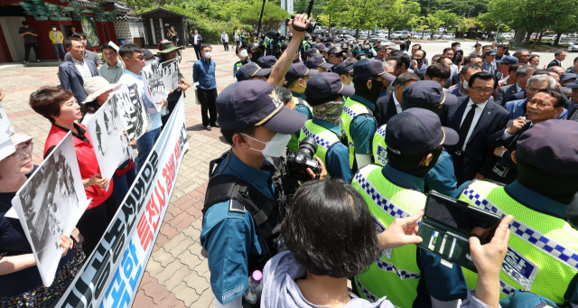 3일 광주 북구 국립 518 민주묘지에서 특전사동지회와 참배하려는 일부 518 단체와 이들의 참배를 반대하는 오월정신지키기범시도민 대책위원회가 경찰을 사이에 두고 대치하고 잇다. 광주=연합뉴스