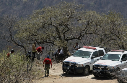 멕시코 할리스코주 과달라하라 외곽 미라도르델보스케 계곡에서 수색 대원들이 시신이 든 가방을 발견하고 조사 중이다. AFP연합뉴스