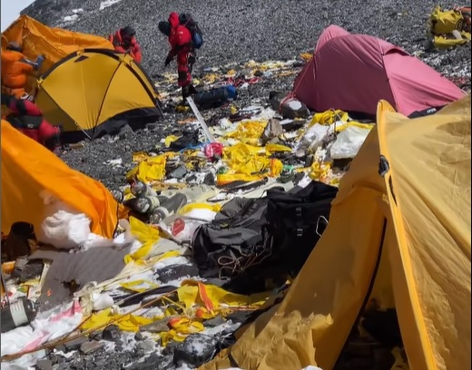 쓰레기로 덮힌 에베레스트 산의 모습. 셰르파 텐지 인스타그램 캡처