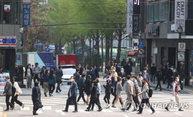 작년 4월 시민들이 서울시청 인근 거리를 걷고 있다. 연합뉴스