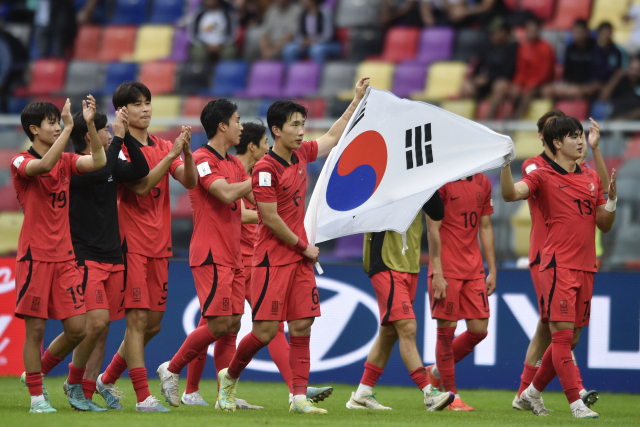 나이지리아전 승리 후 태극기 들고 기뻐하는 U-20 한국 대표팀.AP연합뉴스
