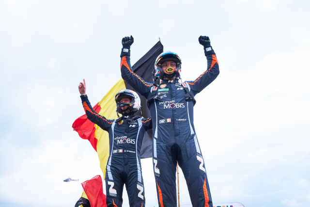 현대 월드랠리팀 드라이버 티에리 누빌(오른쪽)과 코드라이버 마킨 비데거가 1~4일(현지 시간) 이탈리아 사르데냐에서 열린 ‘2023 월드랠리챔피언십(WRC)’ 시즌 여섯 번째 대회에서 1·2위를 차지한 뒤 기뻐하고 있다. 사진 제공=현대차