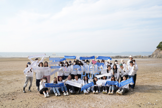 라네즈 임직원들이 지난해 충남 태안 국립공원 청포대 해변에서 플로깅을 진행하고 기념촬영을 하고 있다. /사진 제공=아모레퍼시픽