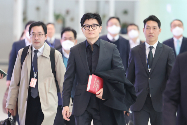 한동훈 법무부 장관이 올 3월 인천공항에서 출입국·이민 정책과 관련한 협력 체계를 갖추기 위한 유럽 출장길에 오르고 있다. 연합뉴스
