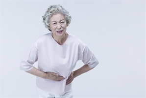 궤양성 대장염 앓는 여성 노인, 자궁경부암 위험 4배로 증가 [헬시타임]