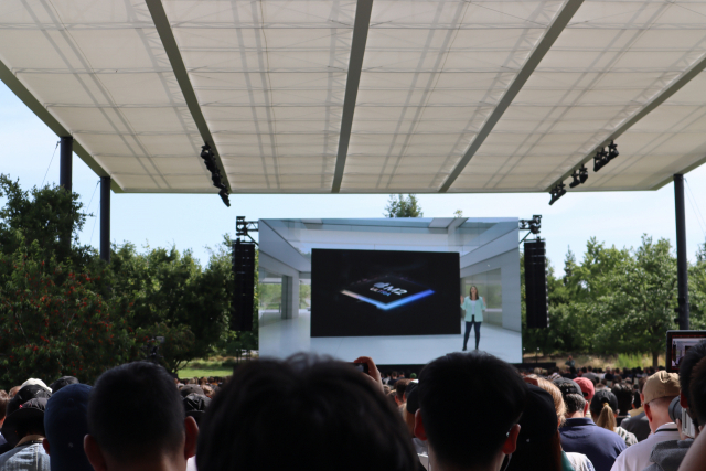 애플 연례개발자회의 WWDC 2023이 진행된 5일(현지 시간) 미국 캘리포니아 애플파크에서 새로 공개한 M2울트라에 참가자들이 환호하고 있다. /실리콘밸리=정혜진 특파원