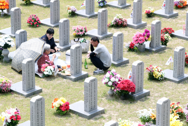 지난 5일 오전 대전 유성구 국립대전현충원을 찾은 유가족들이 참배 후 시간을 보내고 있다. 연합뉴스