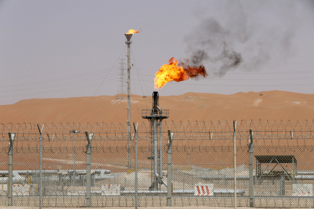 사우디아라비아 국영 석유업체인 아람코의 한 유전 시설에서 불꽃이 솟아오르고 있다. 로이터연합뉴스