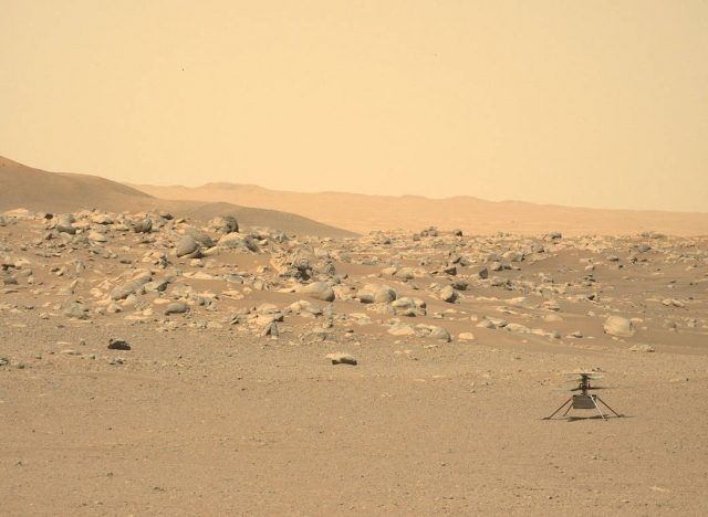 화성에 착륙한 소형 헬리콥터 ‘인저뉴어티’가 비행 준비를 하고 있다. 이 사진은 화성 탐사선 ‘퍼서비어런스’가 촬영했다. 사진제공=나사
