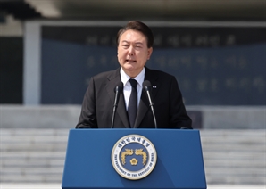 尹 "6·25 韓 12만명 전사자 유해 못 찾아, 끝까지 노력"