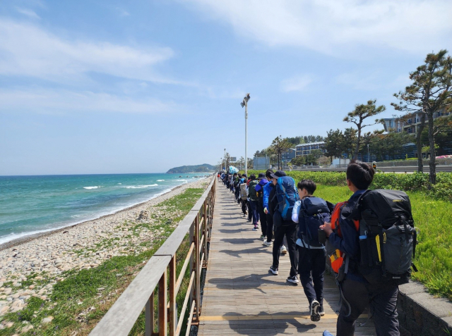 독수리기독학교 재학생들이 튀르키예 학생들을 돕기 위해 강원도 해안길을 걷고 있다. 사진 제공=희망친구기아대책
