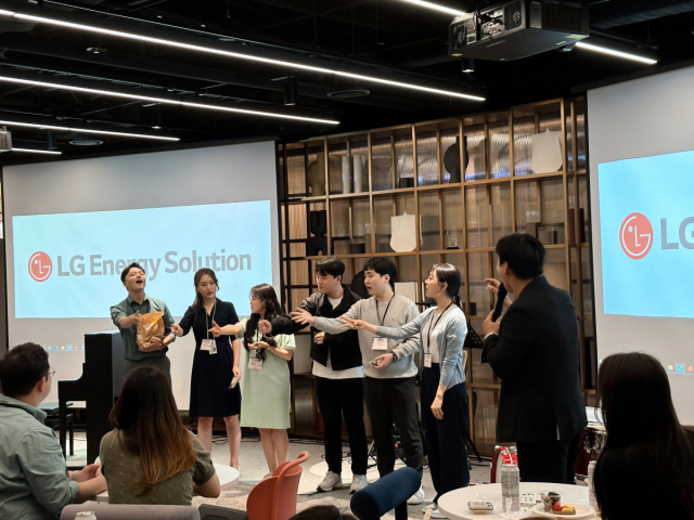 LG에너지솔루션 임직원과 지인들이 지난달 12일 서울 여의도 LG엔솔 본사에서 열린 '친구야(夜)' 행사에 참여하고 있다. 사진 제공=LG엔솔